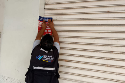 Personal de la Arcsa clausurando un local comercial.