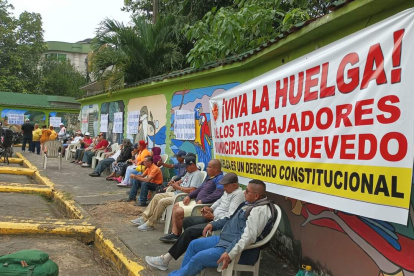 Panorama. Decenas de trabajadores se han plantado en los exteriores del Municipio de Quevedo.
