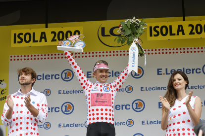 Richard Carapaz levantando el reconocimiento del maillot de lunares en el Tour de Francia