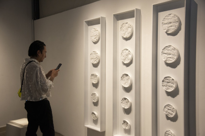 La muestra recoge placas creadas en yeso con formas dejadas por la lluvia, la tierra y otros elementos naturales.