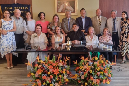 Club Rotario de Guayaquil. Estuvieron presentes Cristina de Speck, Alois Speck, Evelyn Litardo, Johnmyle Peña, María del Pilar de Saab, Virgilio Jarrín, José Robles, Daniel Saab, Fernando Aguirre, Lizbeth López, María del Pilar de Jarrín, Danella de Jaramillo, José Jaramillo (presidente entrante), Leticia de Aguirre y Xiomara Villasmil.