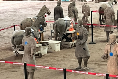 Estilo. Los soldados terracotas son figuras que fueron enterradas bajo tierra por algún emperador de China, con carrozas de caballos y que son de tamaño similar al de un hombre. Son un ejército.