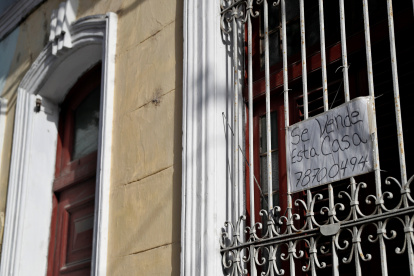 La fachada de una vivienda con cartel de "se vende", en La Habana (Cuba).