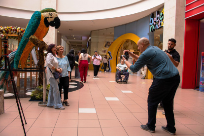 La exposición cuenta con esculturas elaboradas con flores.