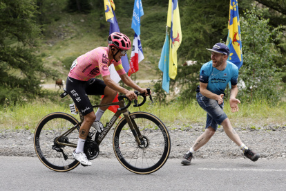 Richard Carapaz del equipo EF Education - EasyPost listo para sus dos últimas etapas del Tour de Francia.