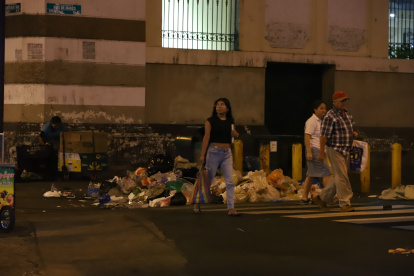 1. Basura. Durante los recorridos se evidencia que hay varias zonas llenas de basura, especialmente por las noches. La ciudadanía pide más recorridos por parte de Urvaseo.