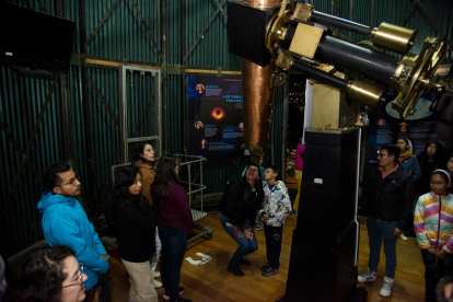 A través del telescopio Merz los quiteños disfrutaron viendo los detalles de la Luna. 2. Afición.