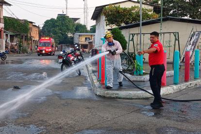 Bomberos acudieron al lugar para realizar tareas de limpieza.