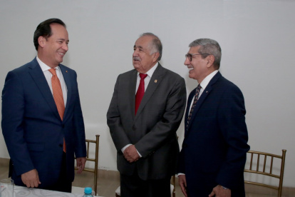 Alberto Molina (centro) junto a Henry Cucalón y Byron San Miguel, quienes presentaron el libro.