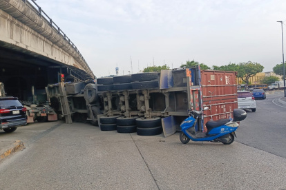 Un tráiler se volcó al intentar pasar debajo de un puente.