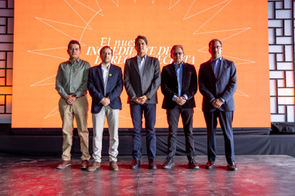 Daniel Rosero, gerente técnico de Solar Team; Pablo López, gerente general de Solar Team; Juan Pablo Campaña, accionista Grupo KFC; Franklin Tello, vicepresidente ejecutivo Grupo KFC; y Javier Cruz, gerente de Gestión Humana y Asuntos Corporativos Grupo KFC.