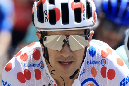 Richard Carapaz del EF Education - EasyPost con la camiseta de vivos rojos, haciendo historia en el Tour de Francia