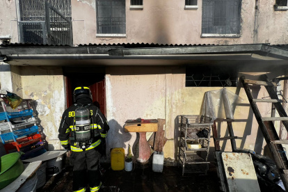 Personal de Bomberos acudió al sitio para sofocar el incendio en el centro de Quito