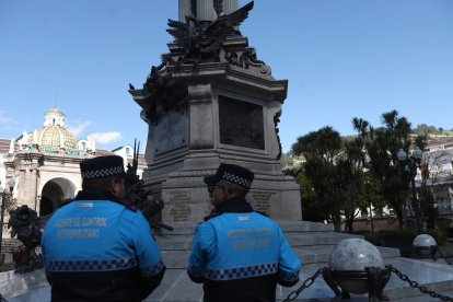 El monumento de La Independencia en La Plaza Grande, en el Centro Histórico fue atentado por dos personas de nacionalidad extranjera