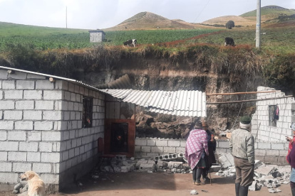 Hecho. Así quedó la vivienda, luego de la caída de la tierra.