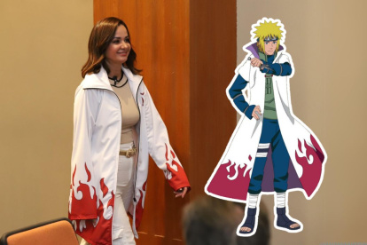 Marcela Aguiñaga, prefecta del Guayas, asistió a una rueda de prensa con un traje del popular anime Naruto