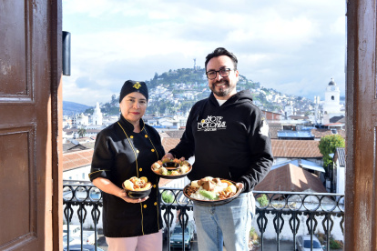 Marta y Luis presentan los tres platos de la tarde, con la hermosa vista de El Panecillo.