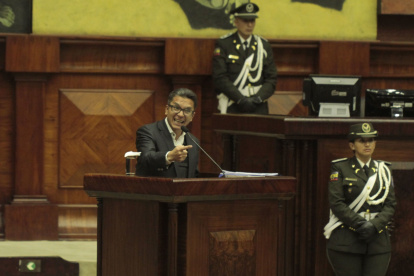 Un orate. Wilman Terán, a medio camino entre el culebrero de feria, el predicador de parque y el narrador de radionovela.