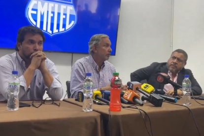 El presidente de Emelec, José Pileggi (c) rechazó el proceso interpuesto por José Auad