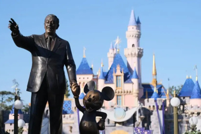 Fotografía de una estatua de Walt Disney y Mickey Mouse en el Parque de Disney, en Anaheim (EE.UU.).