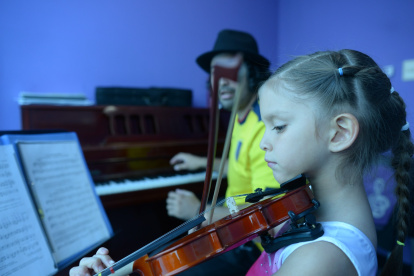 El pianista internacional Juan Carlos Escudero imparte arte y cultura a niños y jóvenes en su academia de música, Sonata.