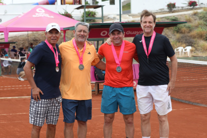 Felipe Alarcón y Gonzalo Vera, campeones en 45 años dobles varones (i); junto a Juan Pablo Sicco y Juan José García, vicecampeones.