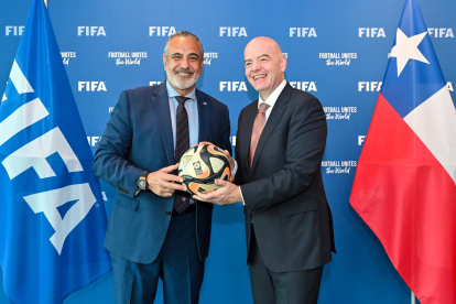 Los máximos dirigentes del fútbol chileno (i) y Gianni Infantino, presidente FIFA, cuando les fue entregada la sede a fines de 2023.