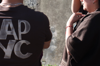 La madre de la deportista junto a uno de los oficiales que llevan el caso en una de las instituciones judiciales en Quito.