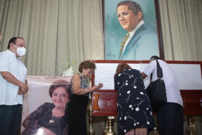 Junto al cofre mortuorio su hija, Hilda.