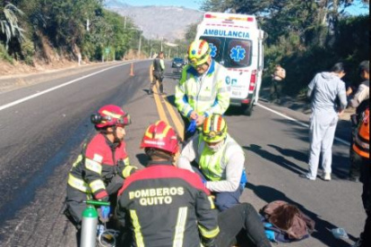 Bomberos acudieron para atender un choque entre dos motociclistas en La Victoria, Guayllabamba.