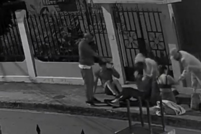 Caso. Mopmento en el que son intimidados al punto de obligar a devestirse para despojarla de sus pertenecias.