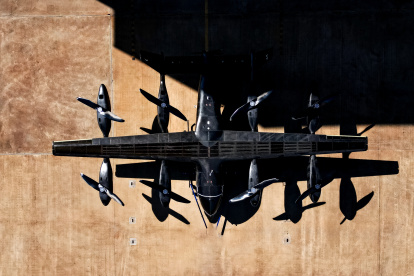 Fotografía cedida por Eve Air Mobility que muestra el primer prototipo a escala real de su avión eléctrico de despegue y aterrizaje vertical (eVTOL, en inglés)