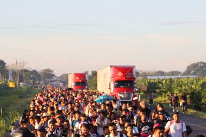 MEX4059. CIUDAD HIDALGO (MÉXICO), 21/07/2024.- Migrantes caminan en caravana por una carretera este domingo en el municipio de Ciudad Hidalgo en Chiapas (México). Una nueva caravana integrada por unos 3.000 migrantes provenientes de países de Centroamérica, Suramérica y África partió este domingo de la localidad mexicana de Ciudad Hidalgo, estado Chiapas, prácticamente en la frontera entre México y Guatemala, para intentar cruzar todo el país y avanzar a Estados Unidos. EFE/ Juan Manuel Blanco