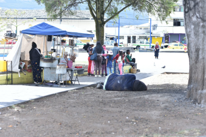Cotocollao. Moradores dicen que el parque central es desordenado con decenas de negocios informales, indigentes y venta de droga.
