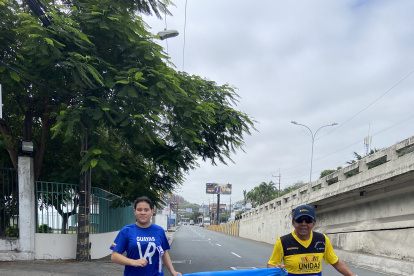 Génesis Mosquera y Wilson Caicedo llegaron a las instalaciones de Gráficos Nacionales tras cumplir los 10 kilómetros que tenía la Carrera Diario EXPRESO.