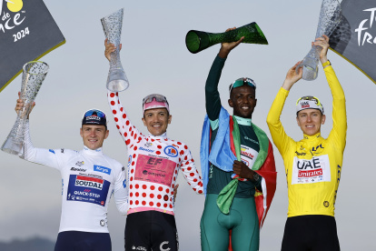 Mejor ciclista joven el belga Remco Evenepoel, el Rey de Montaña, el mejor velocista el eritreo Biniam Girmay    yel ganador general del Tour de Francia, el esloveno Tadej Pogacar del UAE Team Emirates.