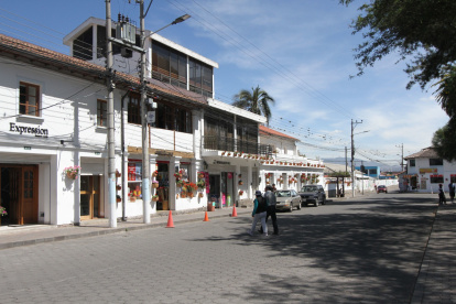 Comercio. En el último año, la plaza central de Puembo se ha llenado de cafés y restaurantes, entre ellos locales de cadenas capitalinas.
