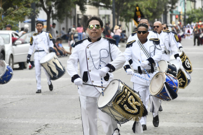 Jornada. Con bastones e instrumentos musicales los estudiantes participaron en el desfile, este fin de semana.