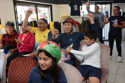 Fanaticos de Richard Carapaz se reunen para alentar al ciclista en su ultima carrera en el tour de Francia lo hacen en su tienda en el norte de Quito. Quito 21 de Julio de 2024 GUSTAVO GUAMAN Agencia (ag-expreso ag-extra - ag-Quito)