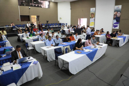 Institución. El CNE capacitó a sus funcionarios antes de elecciones.