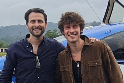 El ministro de Turismo, Niels Olsen, junto a Shawn Mendes.