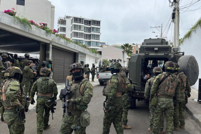 Entre los lujos hallados en su domicilio, están zapatillas Versace, autos de alta gama y más de un millón de dólares en efectivo.