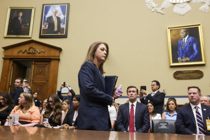 La directora del Servicio Secreto de los Estados Unidos, Kimberly Cheatle (c), llega a una audiencia del Comité de Supervisión y Responsabilidad.
