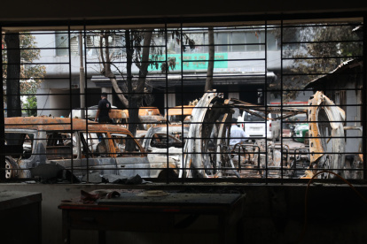 La imagen recoge un sector donde aparecen vehículos quemados dentro de un edificio gubernamental después de las protestas en Daca, Bangladesh, el 22 de julio de 2024.