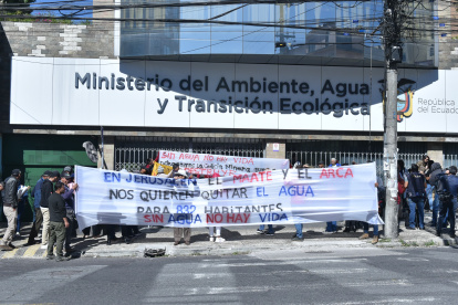 Habitantes de las comunidades afectadas realizaron un plantón en el Ministerio de Ambiente.