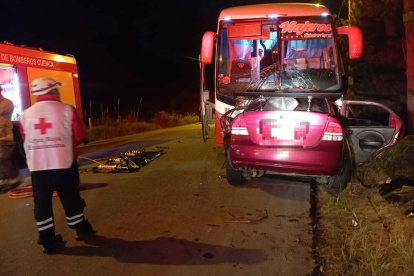 Seis personas fallecieron en siniestro de tránsito en vía Cuenca-Loja.