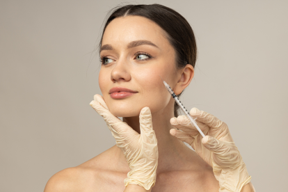 Las recomendaciones van desde ejercicios faciales, una dieta rica en antioxidantes y el uso adecuado de retinoides.