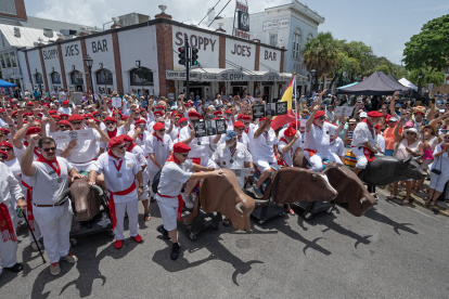 Aparecen los ganadores anteriores y los participantes actuales del concurso de para elegir al hombre más parecido a Ernest Hemingway.