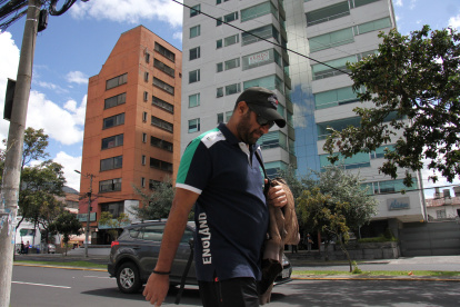 Terrenos vacíos y locales cerrados se multiplican en la concurrida vía. El tránsito fluye, pero hay pocos transeúntes en las aceras. 2. Venta. Departamentos y viviendas aparecen con letreros de ‘se vende’ por toda la Orellana y sus calles aledañas. Algunos propietarios llevan años intentando comercializarlas.