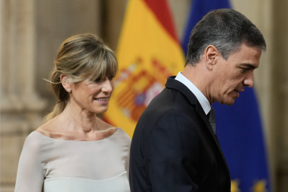 El presidente del Gobierno, Pedro Sánchez (d), junto a su mujer Begoña Gómez (i) a su llegada a la ceremonia el 19 de junio de 2024.